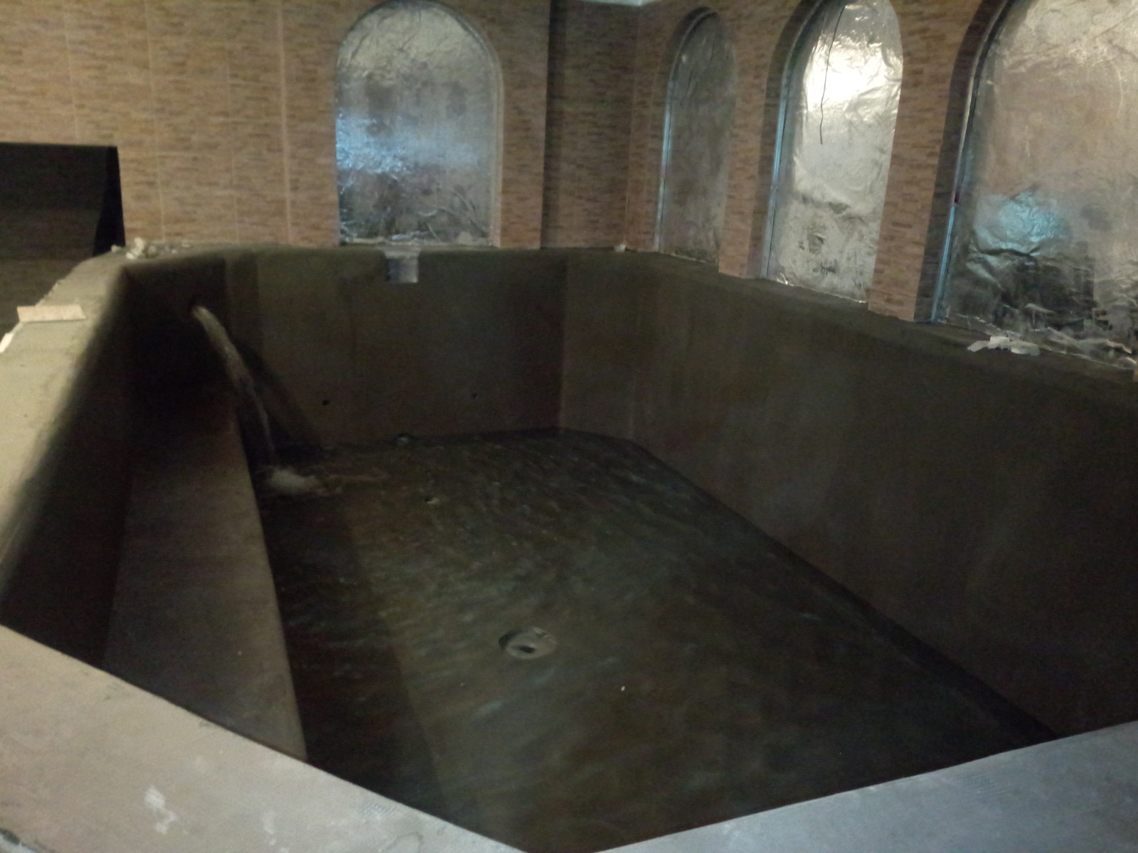 Бассейн с чашей "на полу". Гидроиспытания