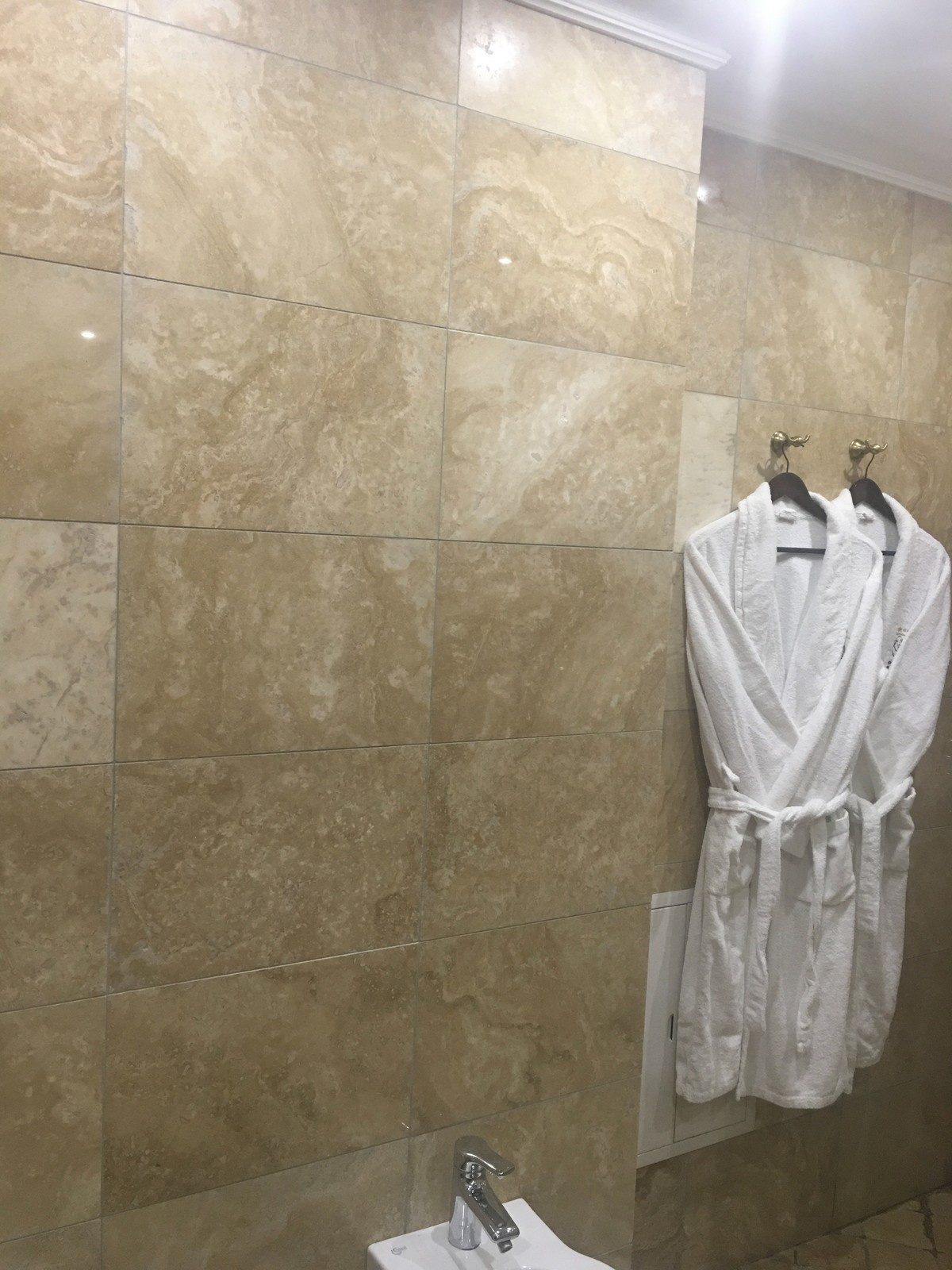 Травертин в ванной