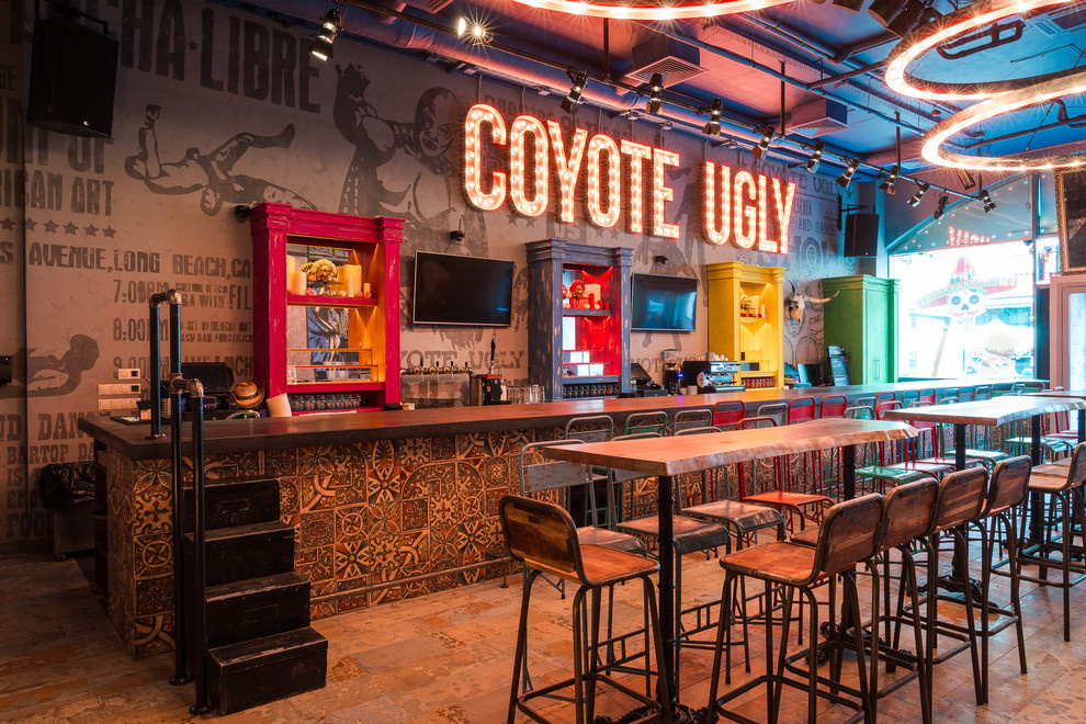 Бар "Coyote Ugly"