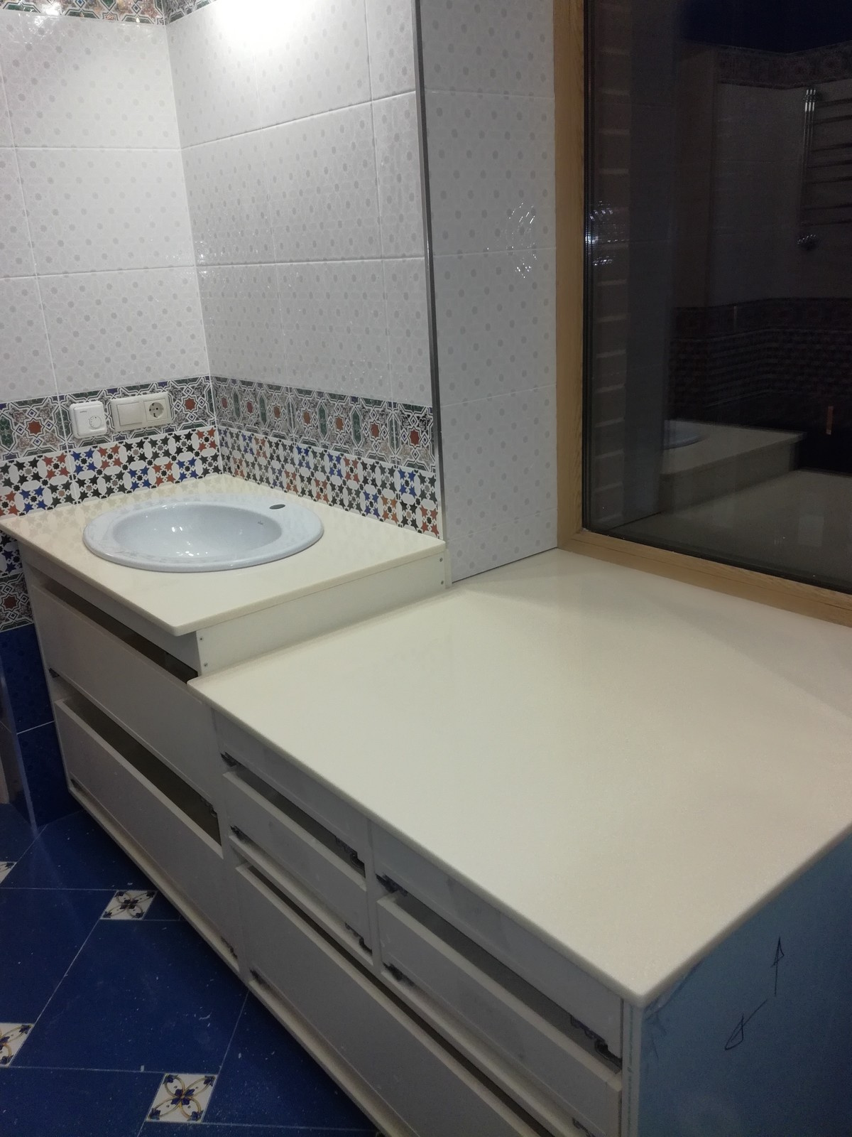 Столешница из искусственного камня в ванную комнату DuPont Montelli Sanremo