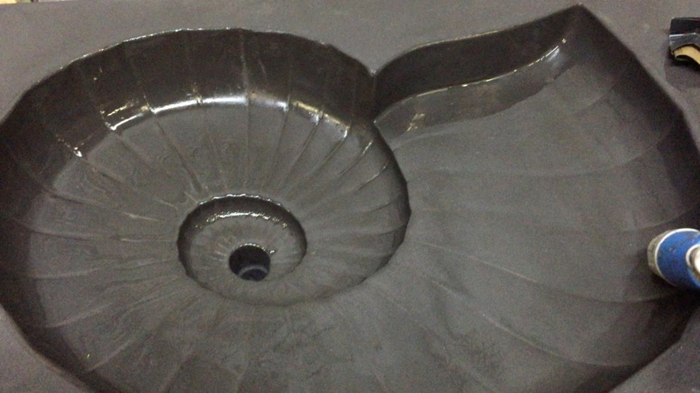 Раковина из бетона в форме ракушки