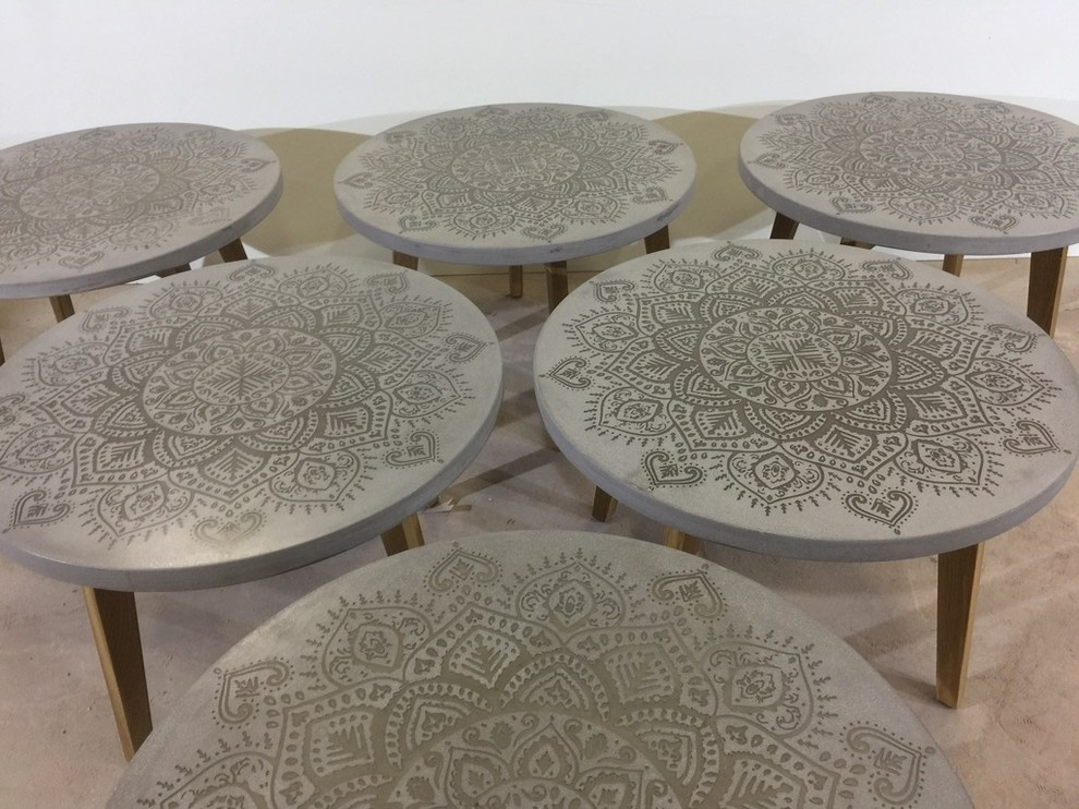 Кофейные столики с тиснением узора