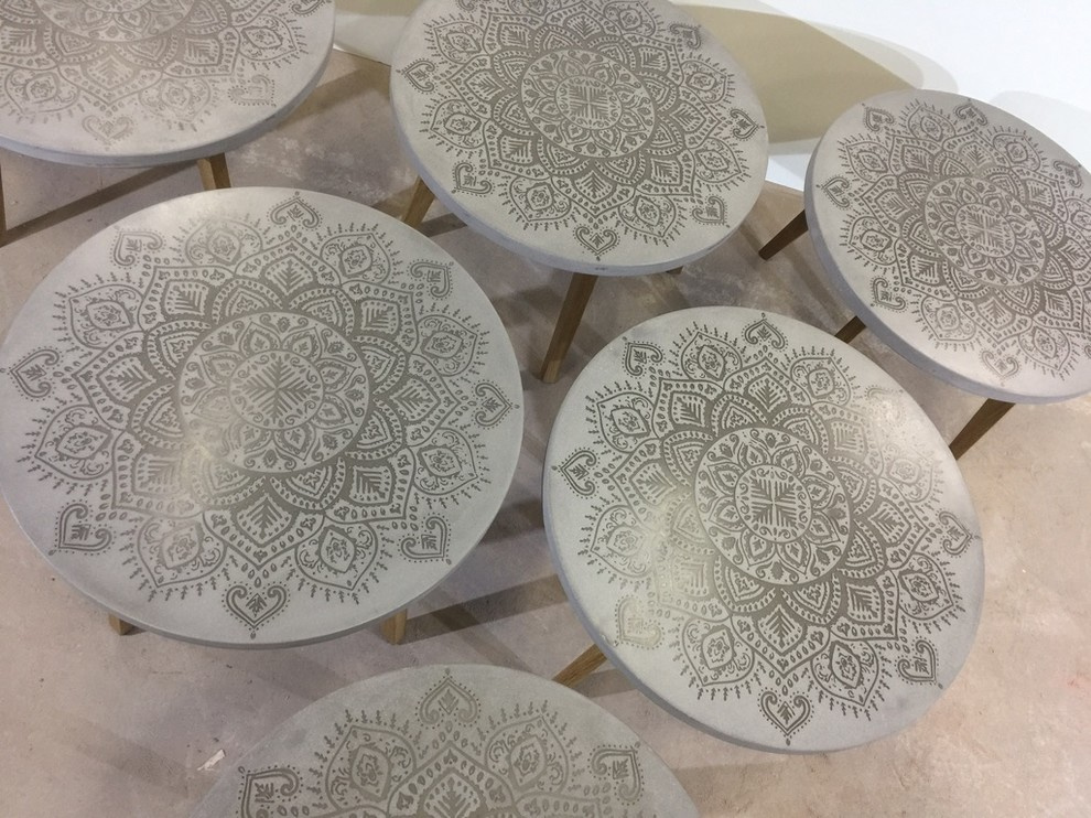 Кофейные столики с тиснением узора