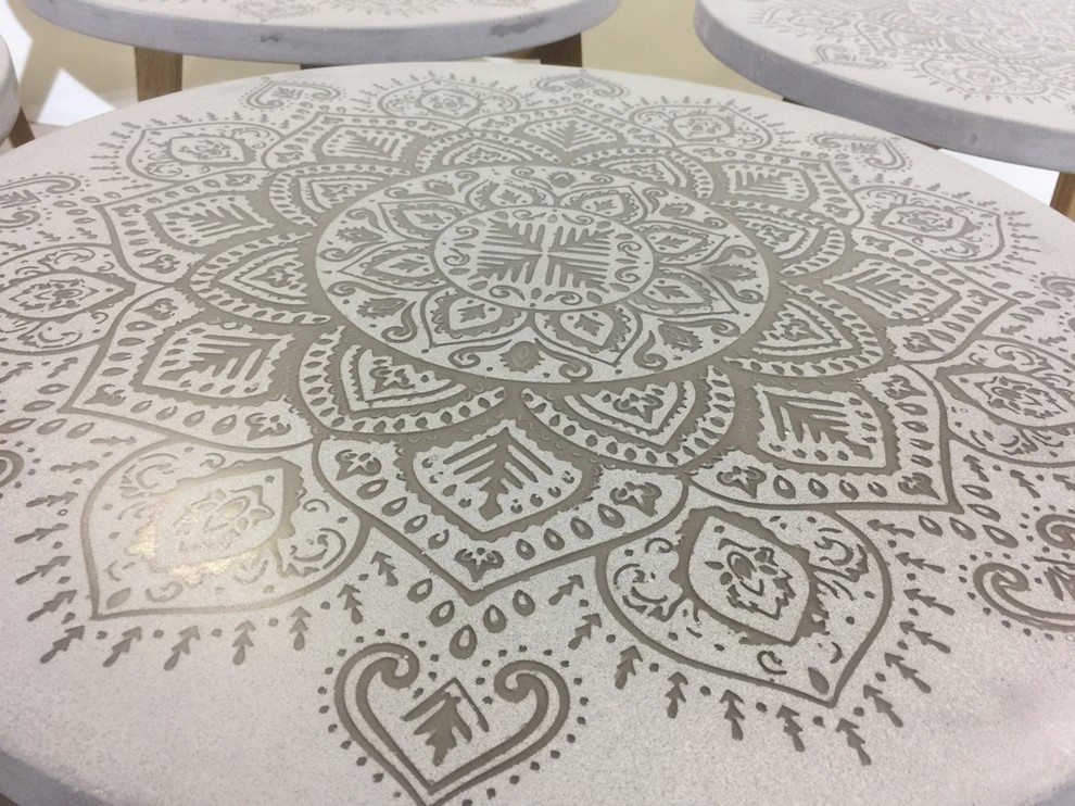 Кофейные столики с тиснением узора