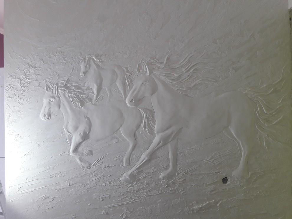 Барельеф лошадей в коридоре. Частный дом