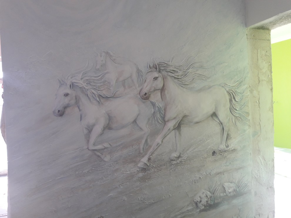 Обложка проекта: Барельеф лошадей в коридоре. Частный дом
