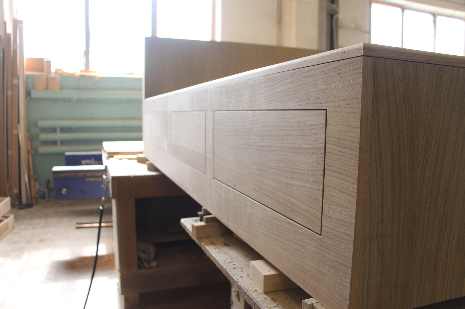 Кровать в загородном доме из массива дуб+шпон дуба