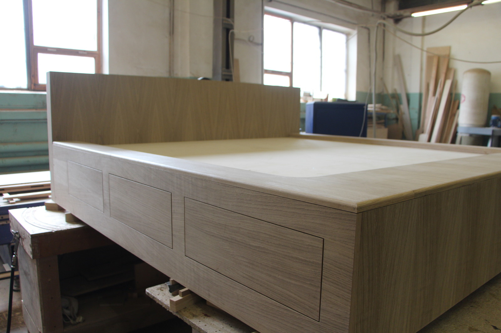 Кровать в загородном доме из массива дуб+шпон дуба