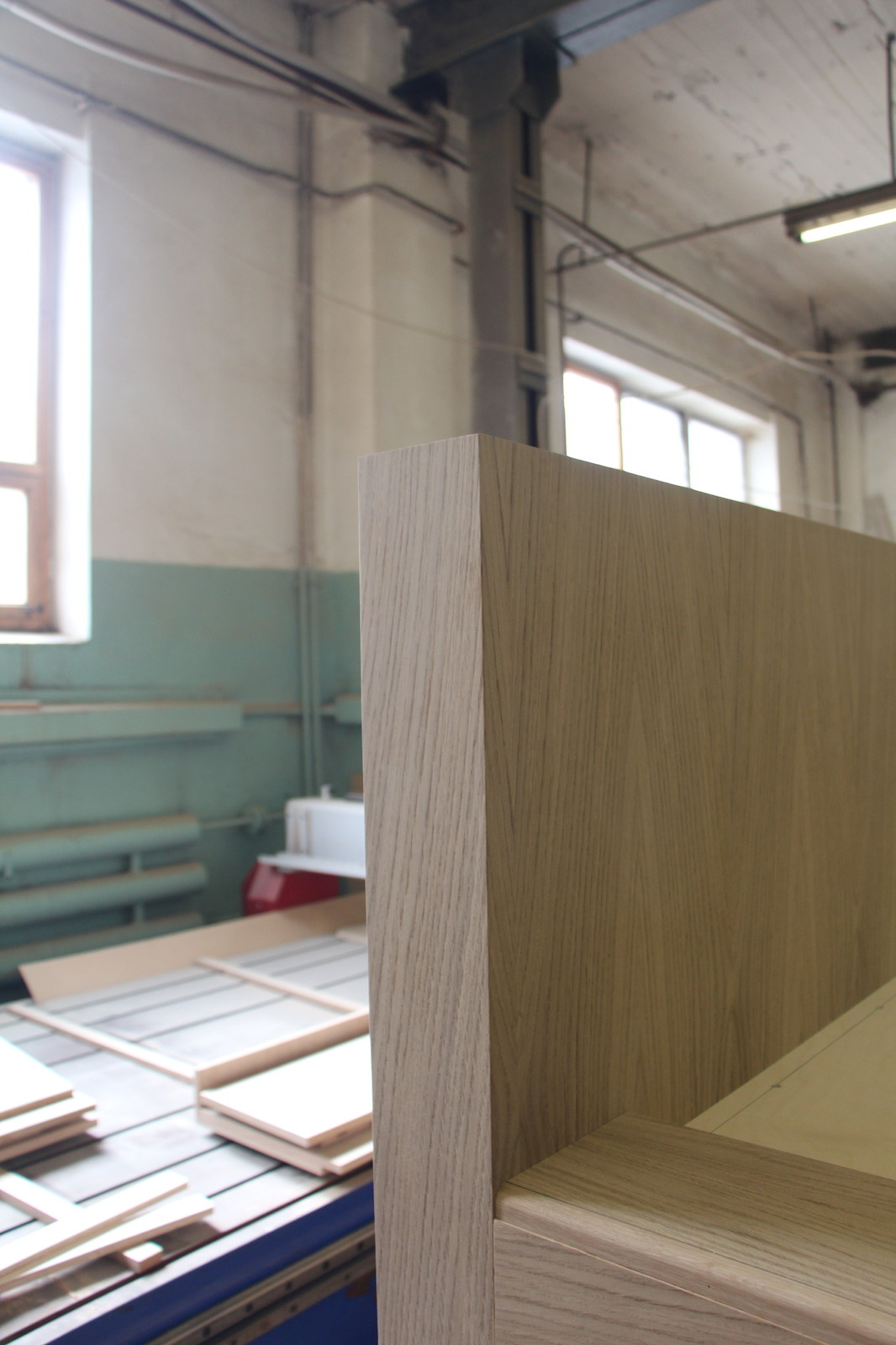 Кровать в загородном доме из массива дуб+шпон дуба