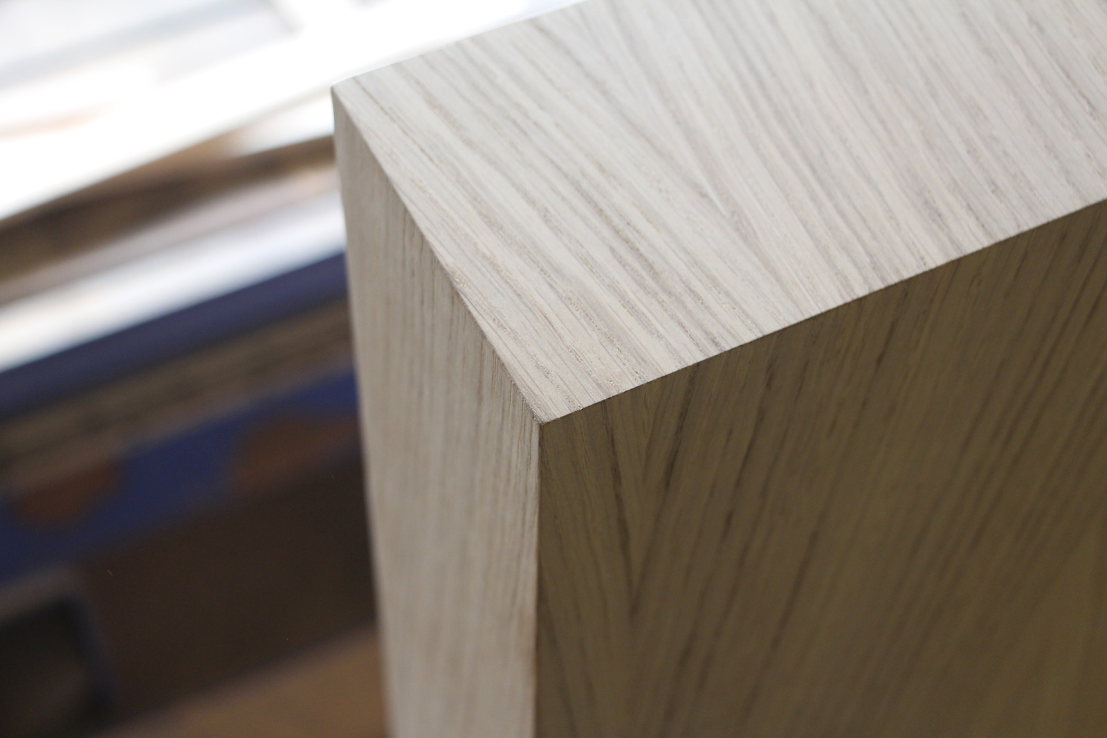 Кровать в загородном доме из массива дуб+шпон дуба