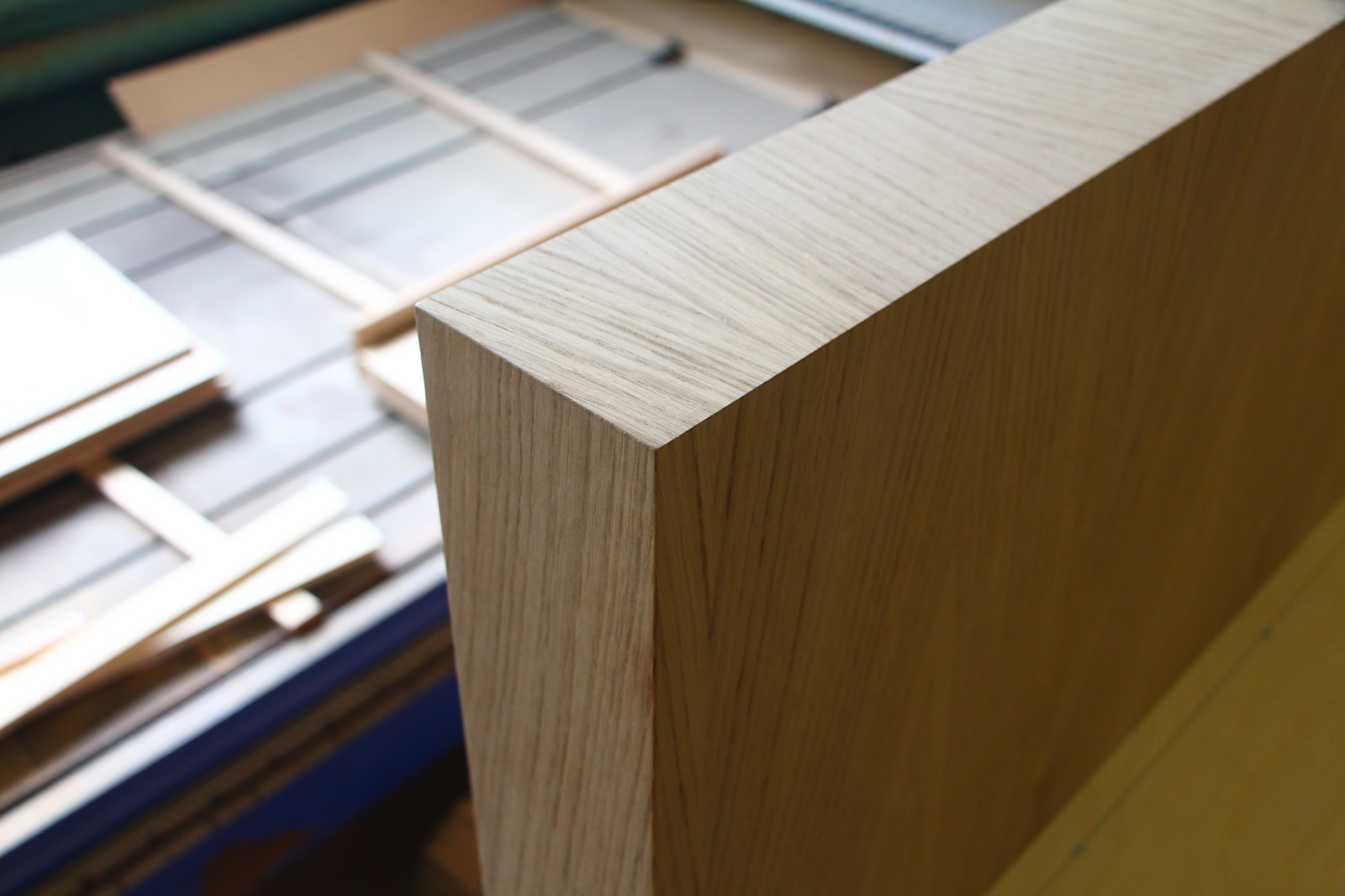 Кровать в загородном доме из массива дуб+шпон дуба