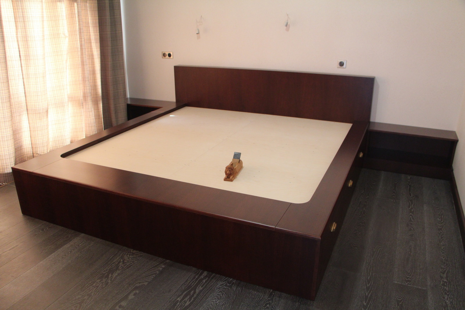 Кровать в загородном доме из массива дуб+шпон дуба