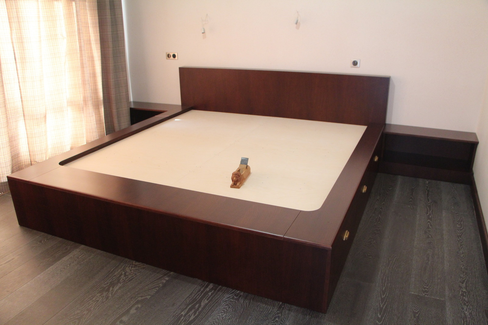 Кровать в загородном доме из массива дуб+шпон дуба