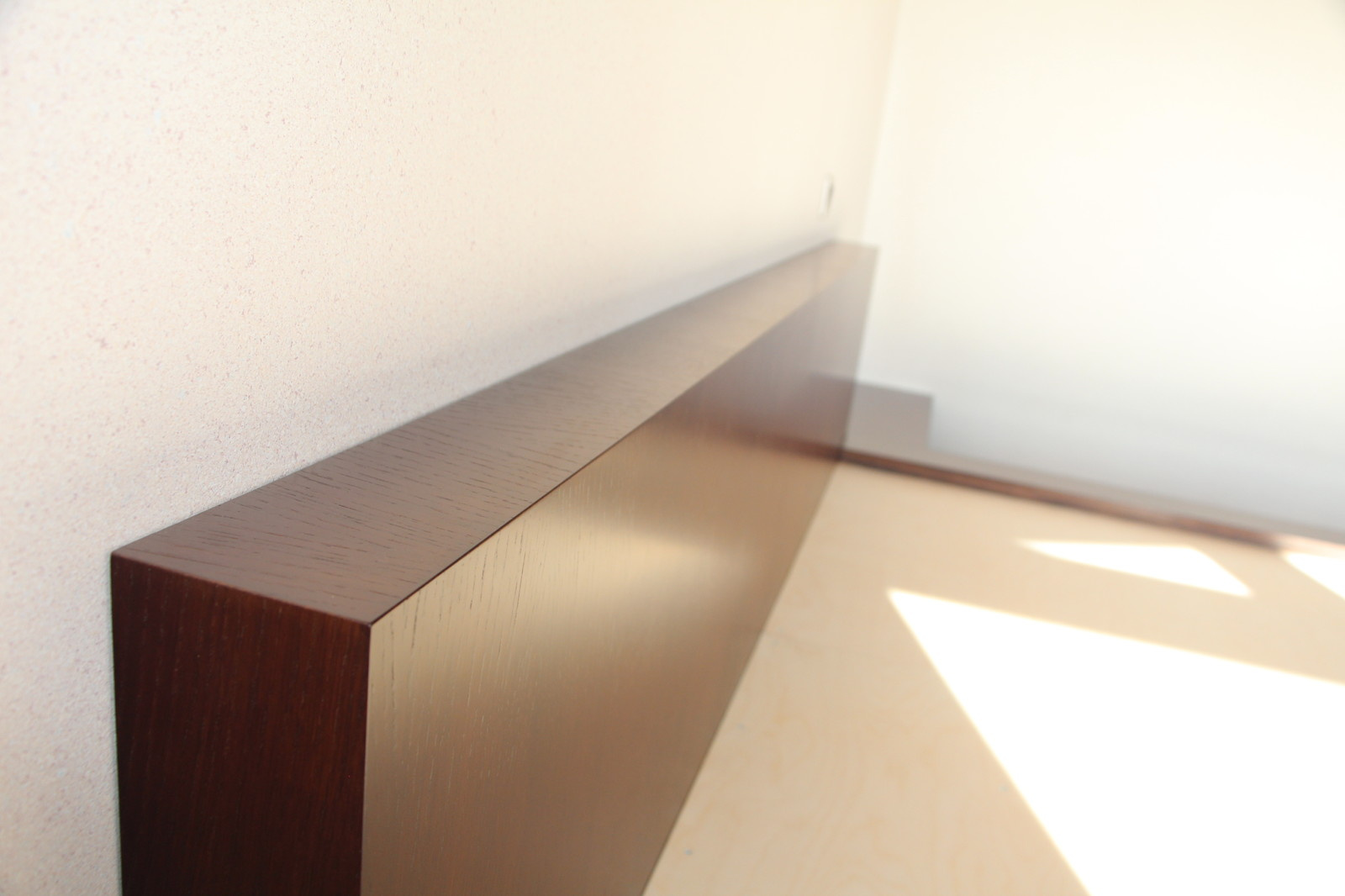 Кровать в загородном доме из массива дуб+шпон дуба