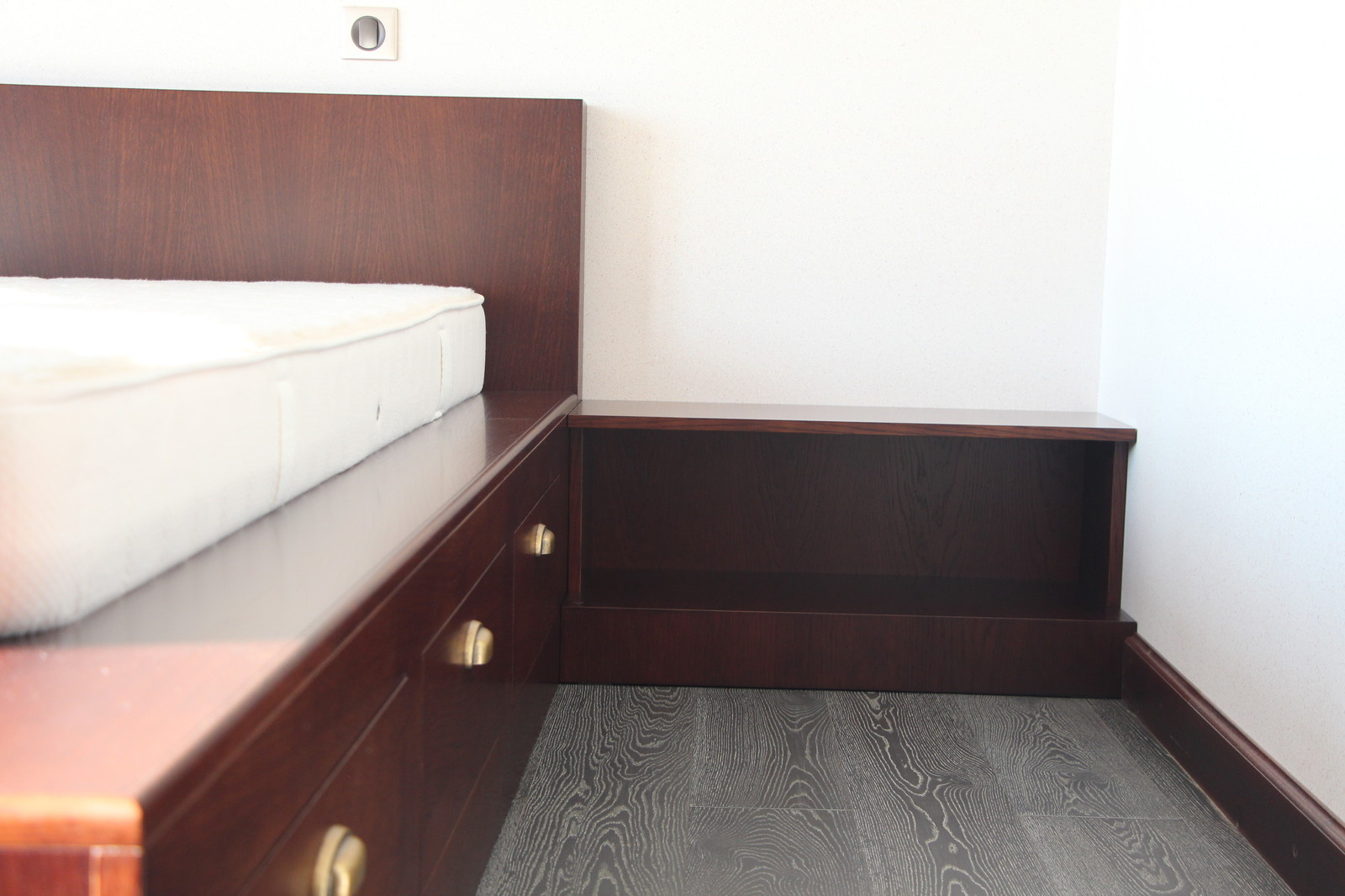 Кровать в загородном доме из массива дуб+шпон дуба