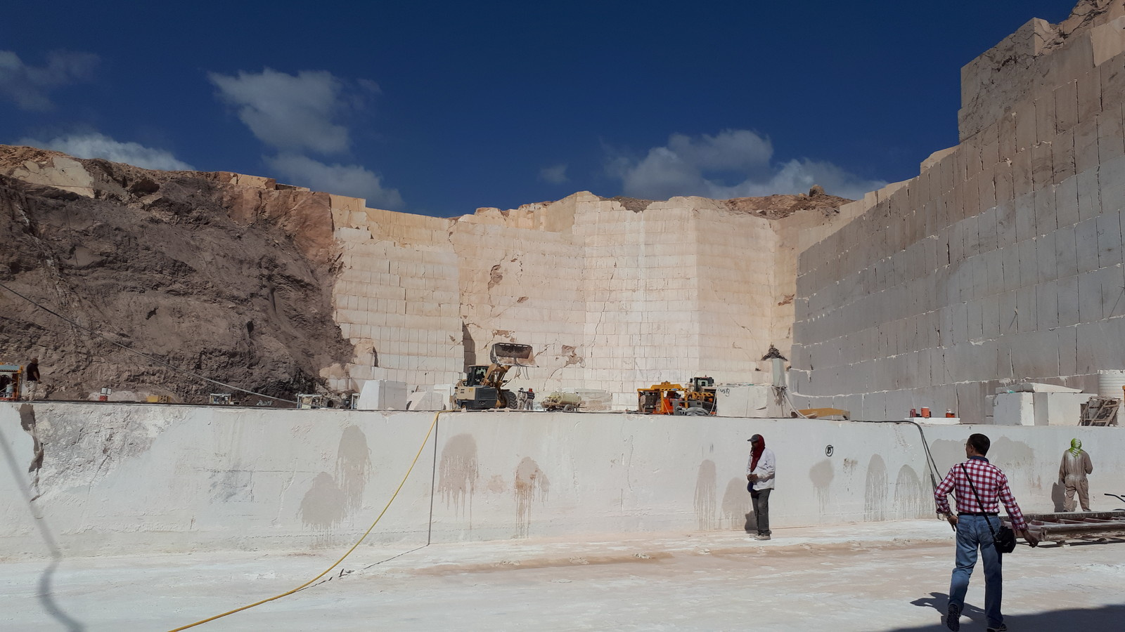 Фото с карьера - добыча известняка