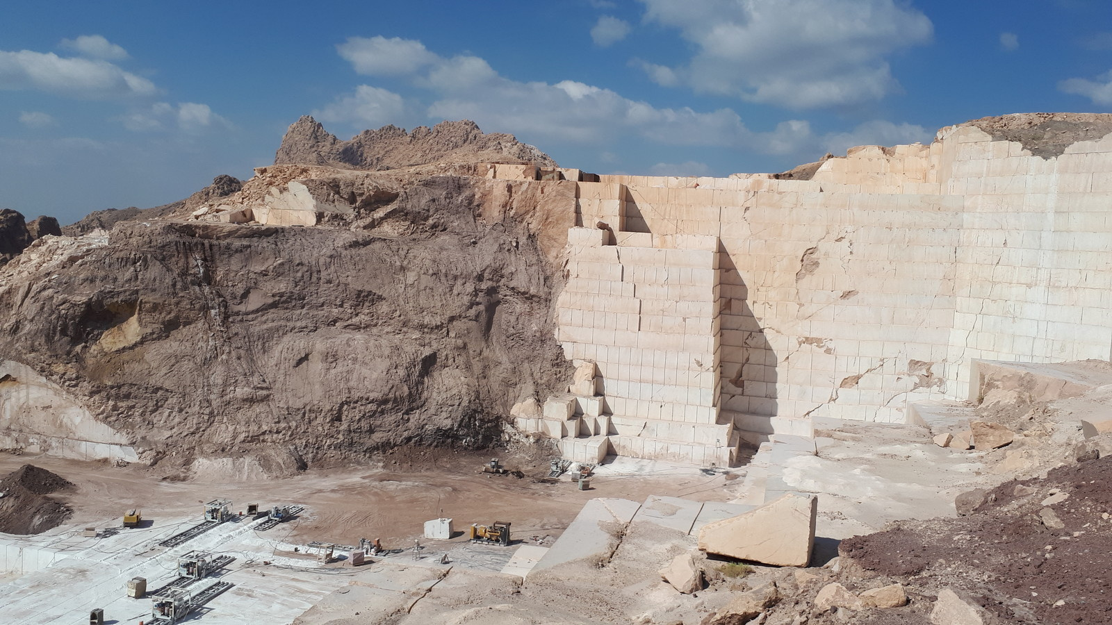 Фото с карьера - добыча известняка