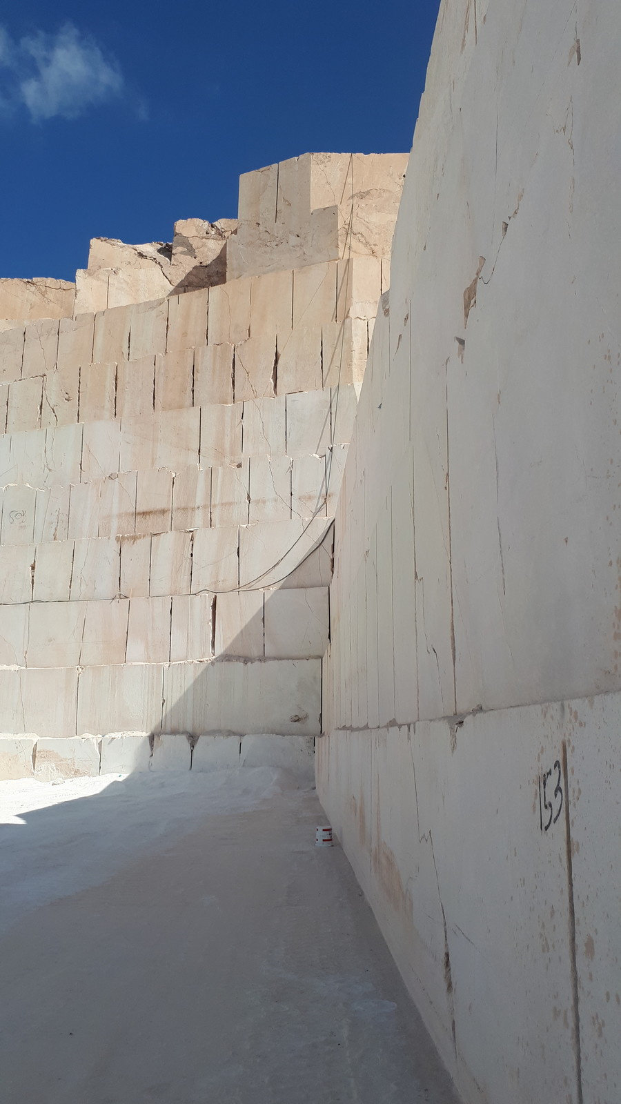 Обложка проекта: Фото с карьера - добыча известняка