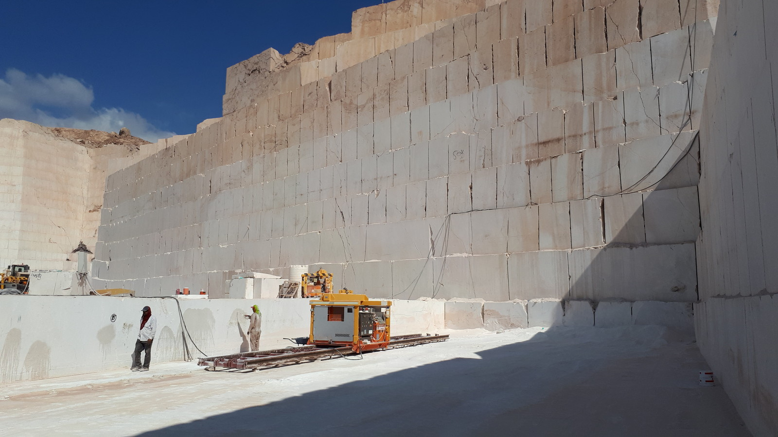 Обложка проекта: Фото с карьера - до натуральным камнем