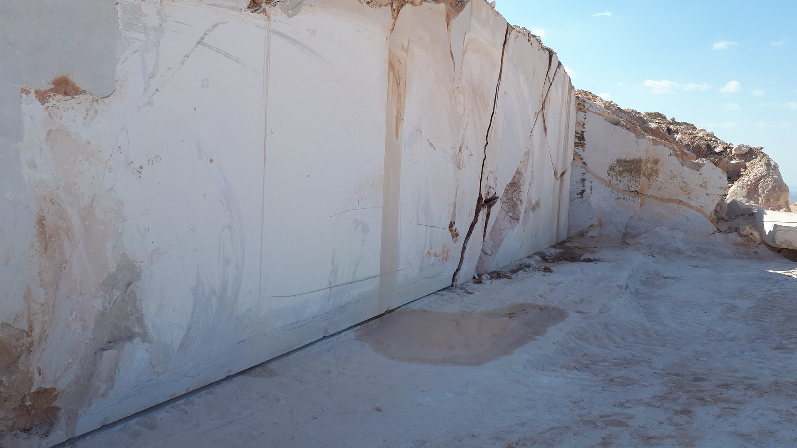 Обложка проекта: Фото с карьера - добыча  натуральным камнем