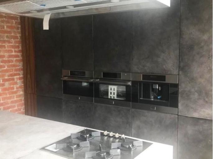 Декорирование кухонной мебели микроцементом в стиле лофт