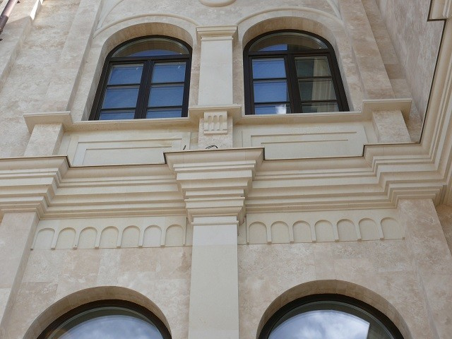 облицовка фасадов травертином из Ирана