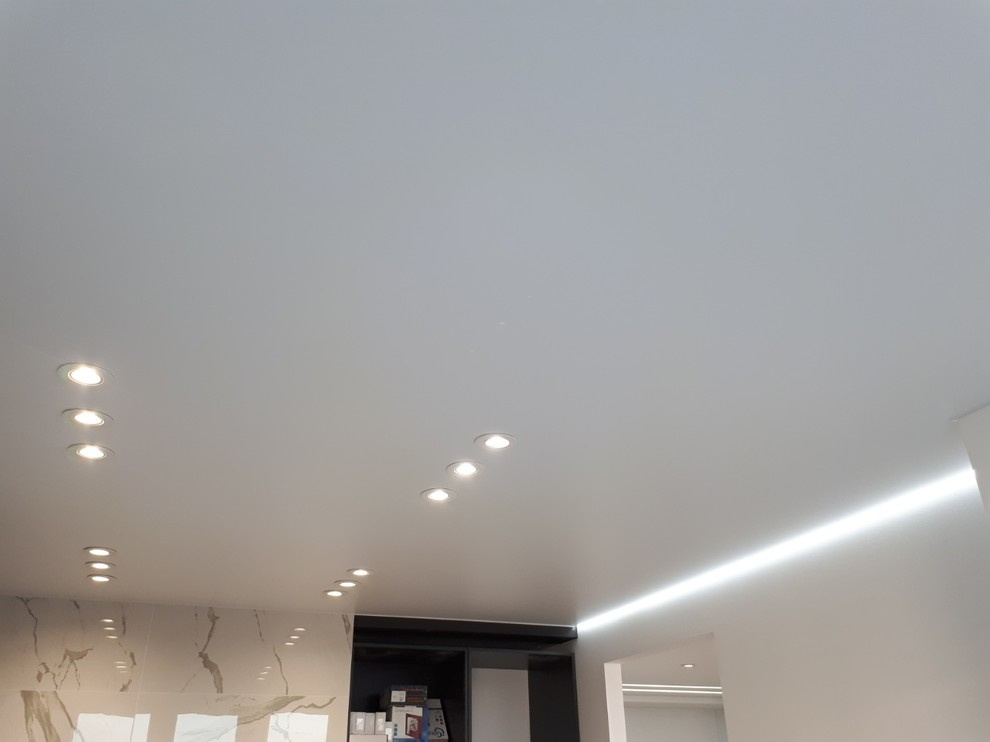 "Парящие" натяжные потолки в гостиной, спальне и коридоре