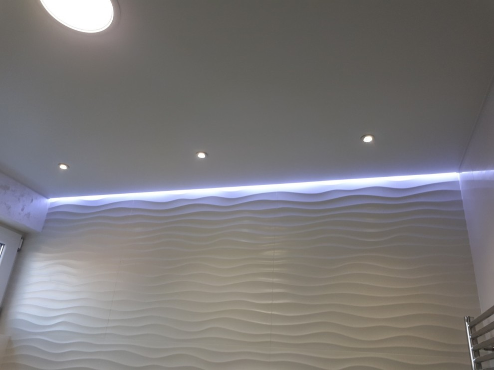 "Парящие" натяжные потолки в гостиной, спальне и коридоре