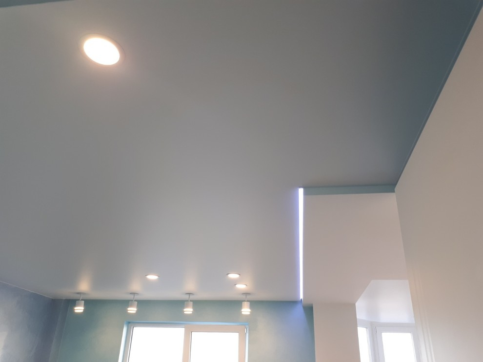 "Парящие" натяжные потолки в гостиной, спальне и коридоре