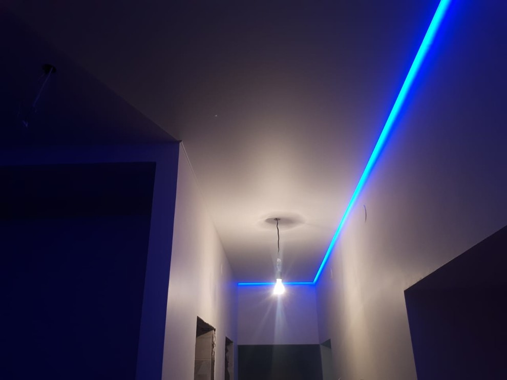 "Парящие" натяжные потолки в гостиной, спальне и коридоре