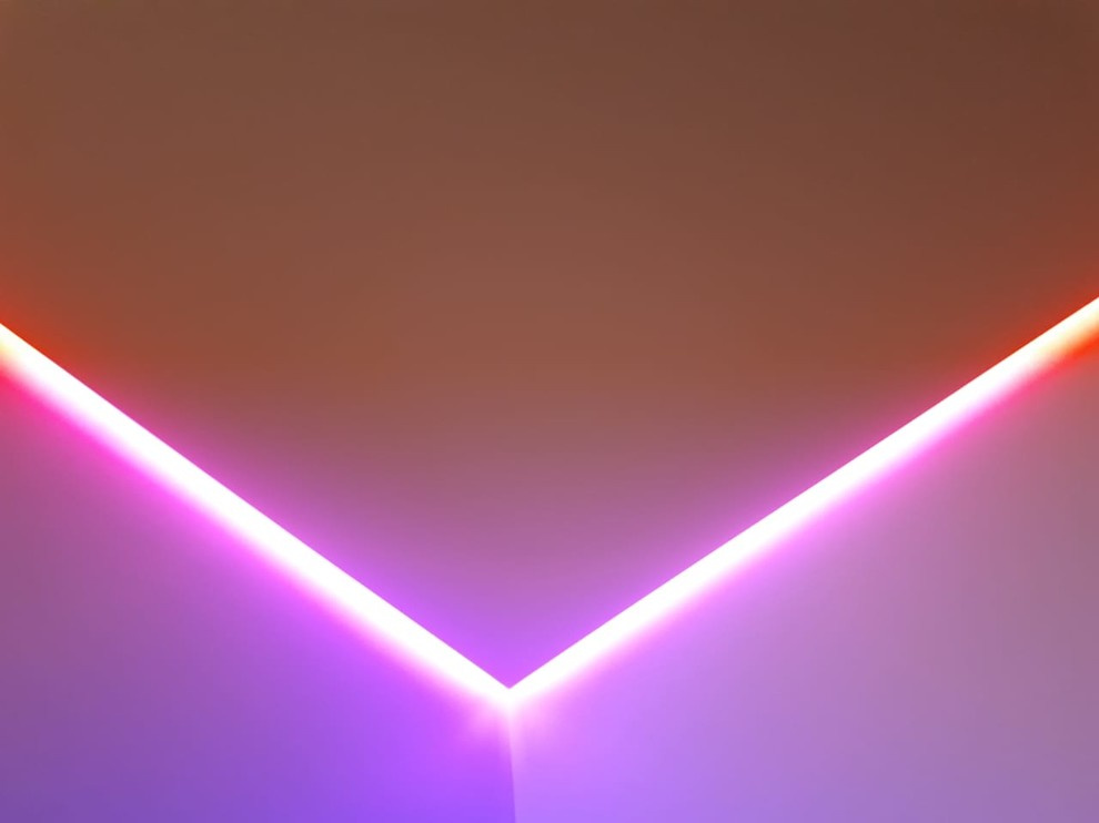 "Парящие" натяжные потолки в гостиной, спальне и коридоре