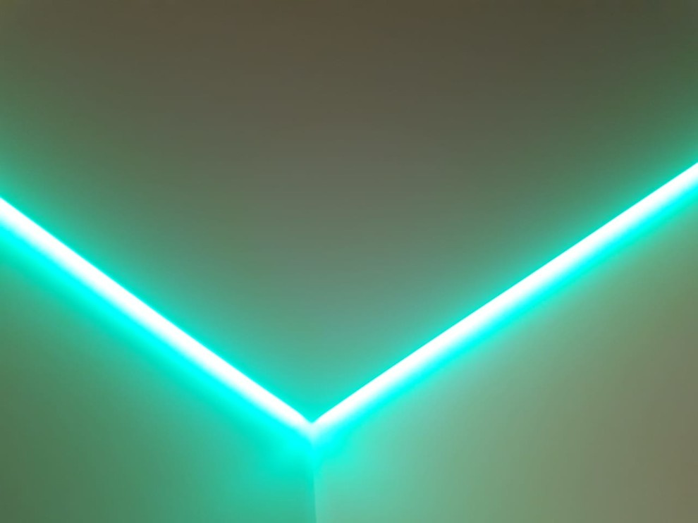 "Парящие" натяжные потолки в гостиной, спальне и коридоре