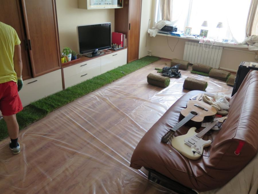 Укладка рулонного газона в квартире