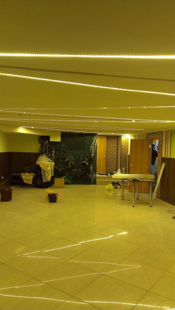 Освещение в кафе и бара с низкими потолками.