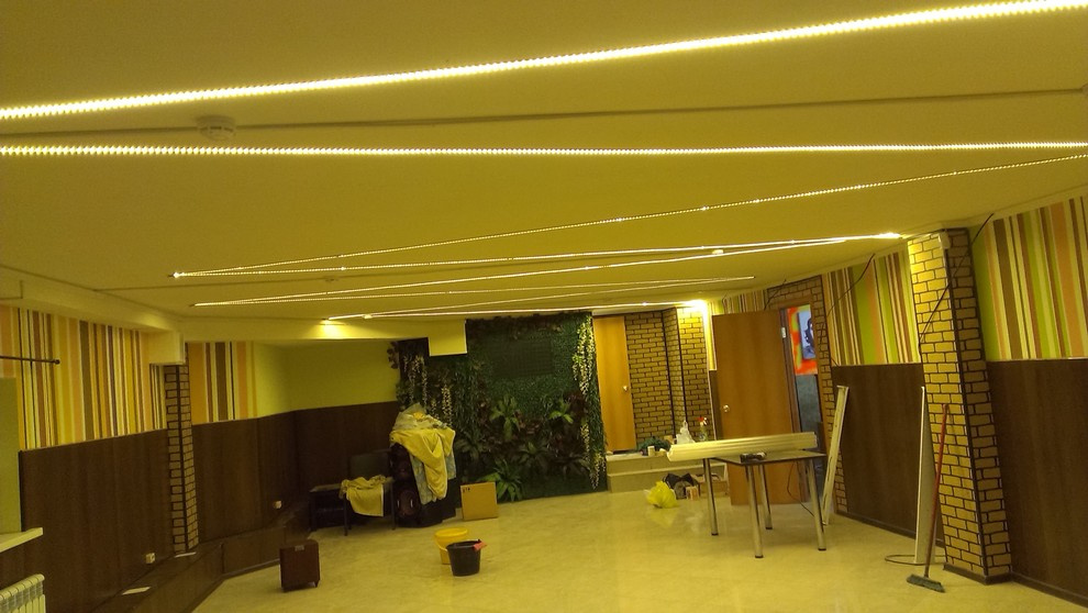 Освещение в кафе и бара с низкими потолками.