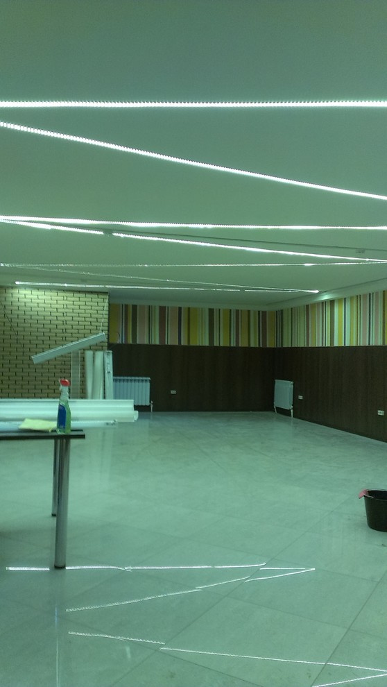 Освещение в кафе и бара с низкими потолками.