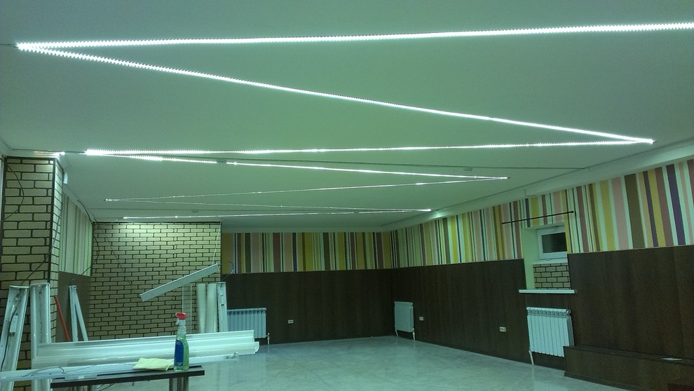 Освещение в кафе и бара с низкими потолками.