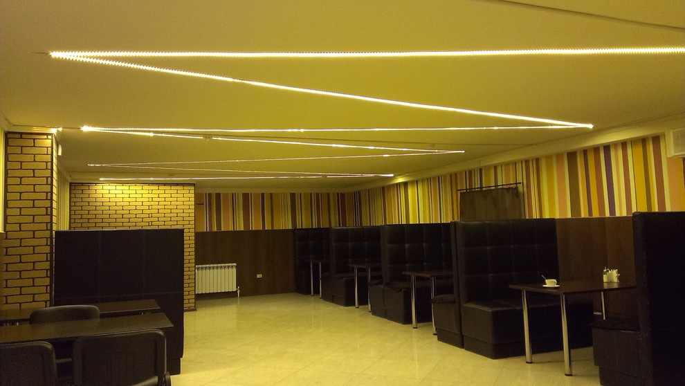 Освещение в кафе и бара с низкими потолками.