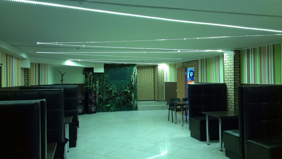 Освещение в кафе и бара с низкими потолками.