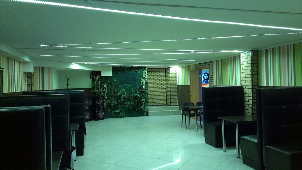 Освещение в кафе и бара с низкими потолками.