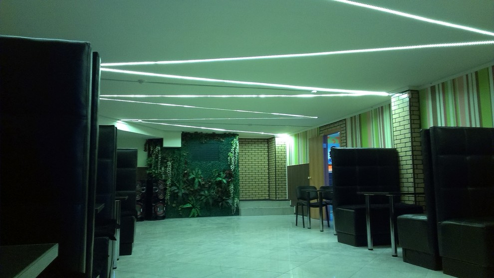 Освещение в кафе и бара с низкими потолками.