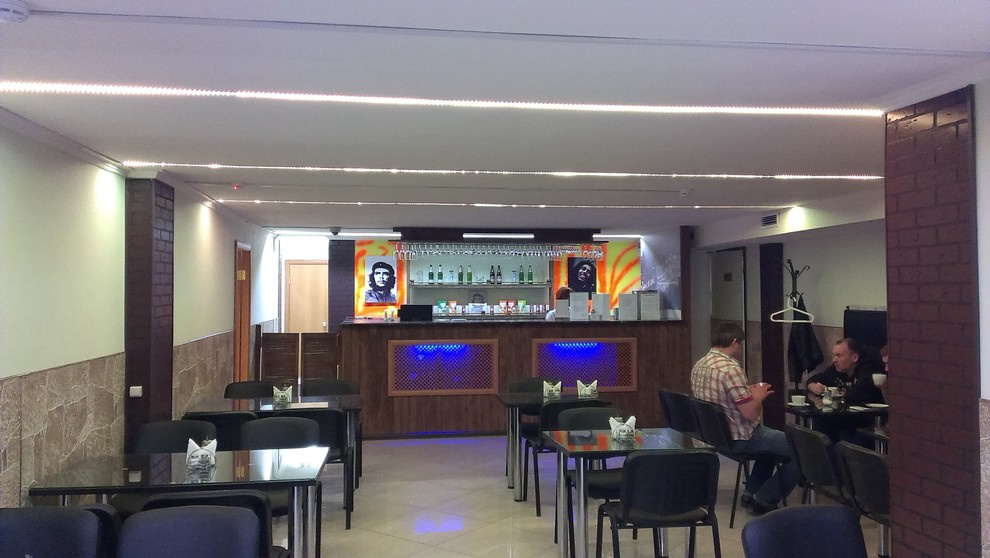 Освещение в кафе и бара с низкими потолками.