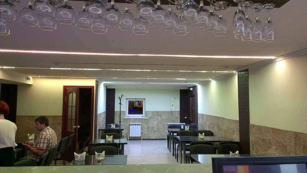 Освещение в кафе и бара с низкими потолками.