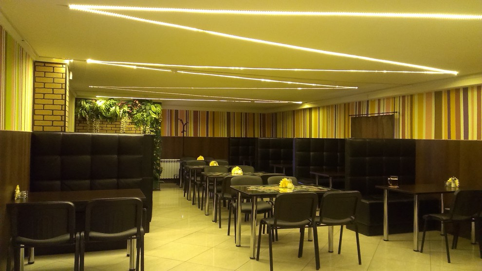 Освещение в кафе и бара с низкими потолками.