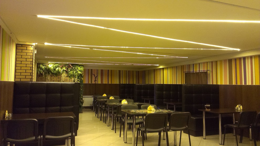 Освещение в кафе и бара с низкими потолками.