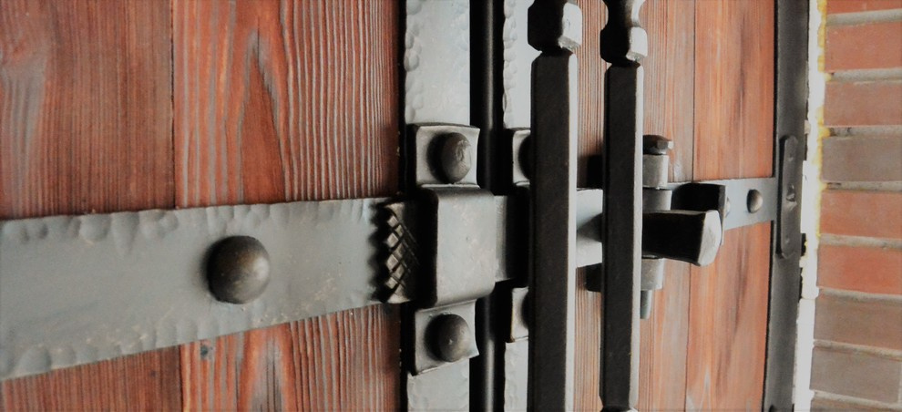 Гаражная дверь в романском стиле