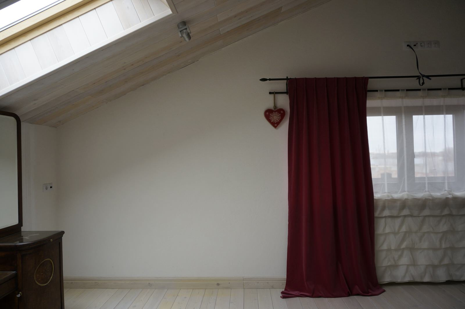 Шкафы в мансардную комнату