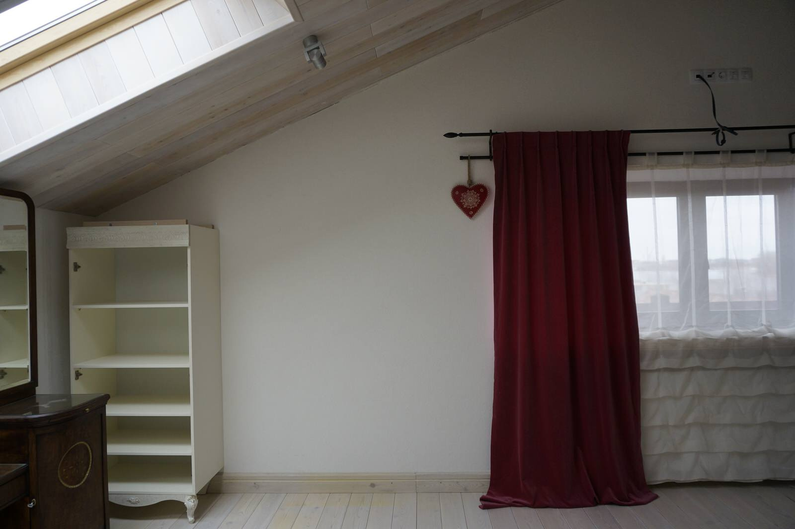 Шкафы в мансардную комнату