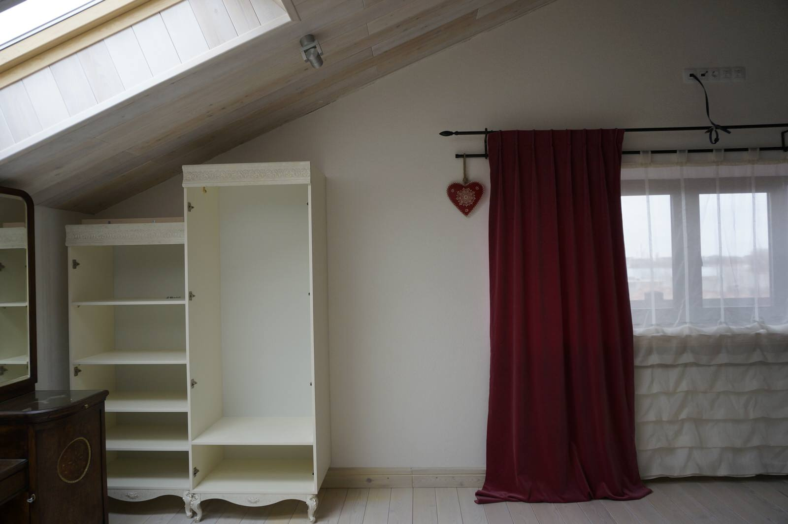 Шкафы в мансардную комнату