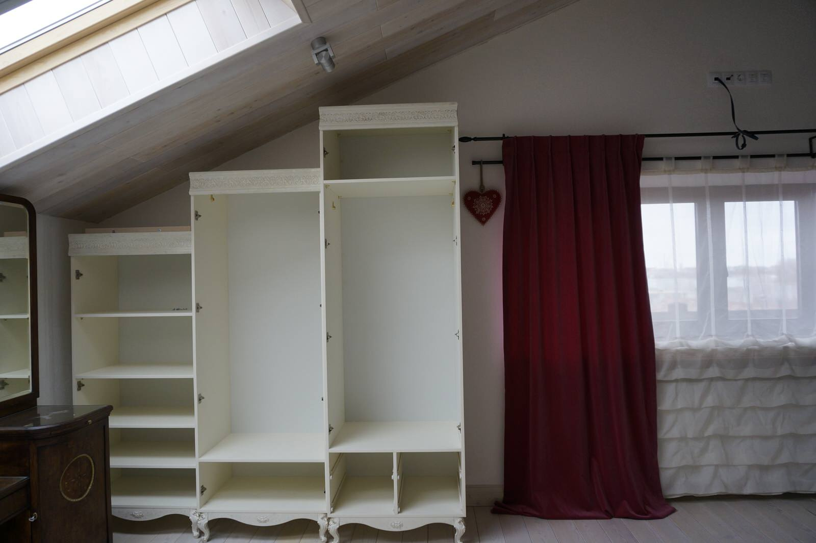 Шкафы в мансардную комнату